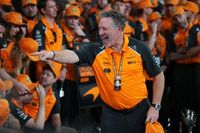 Brown se burla de Alpine y Vandoorne en la gala de McLaren con Norris y Piastri