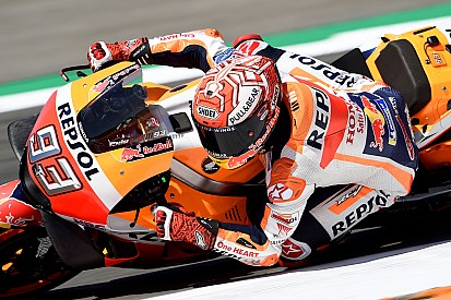 Márquez se lleva una pole de vértigo en Assen; Rossi en primera fila