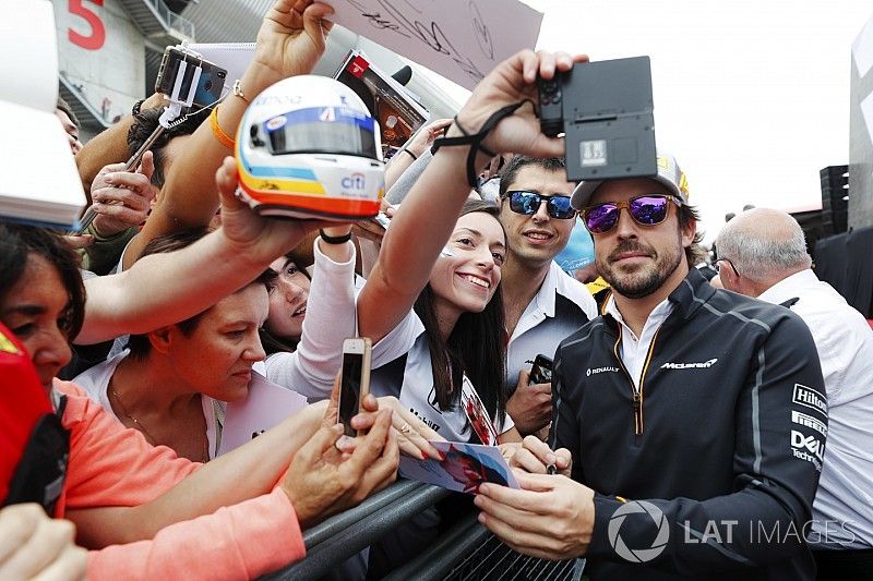 Fernando Alonso, McLaren, firma autógrafos para fanáticos