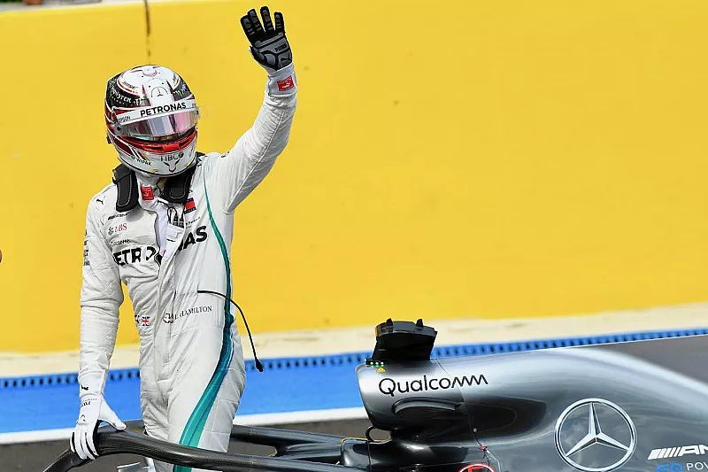 Ganador de la pole Lewis Hamilton, Mercedes-AMG F1 W09 celebra en parc ferme