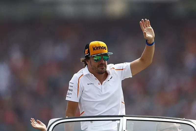 Fernando Alonso, McLaren, tijdens de rijdersparade