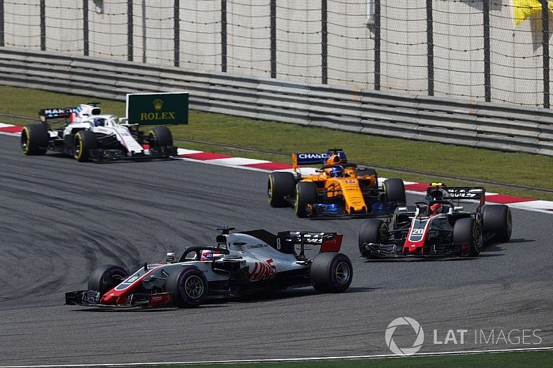 Romain Grosjean, Haas F1 Team VF-18 Ferrari, precede Kevin Magnussen, Haas F1 Team VF-18 Ferrari, e Fernando Alonso, McLaren MCL33 Renault