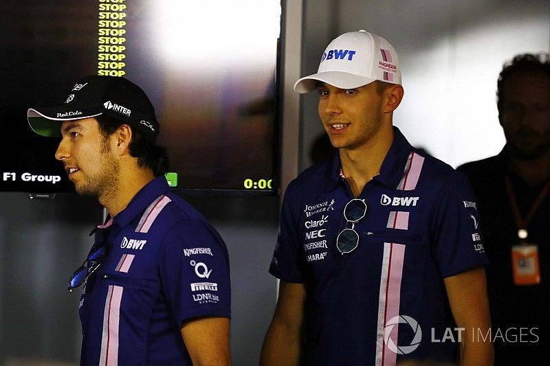 Esteban Ocon, Force India, Sergio Pérez, Force India en la conferencia de prensa de la FIA