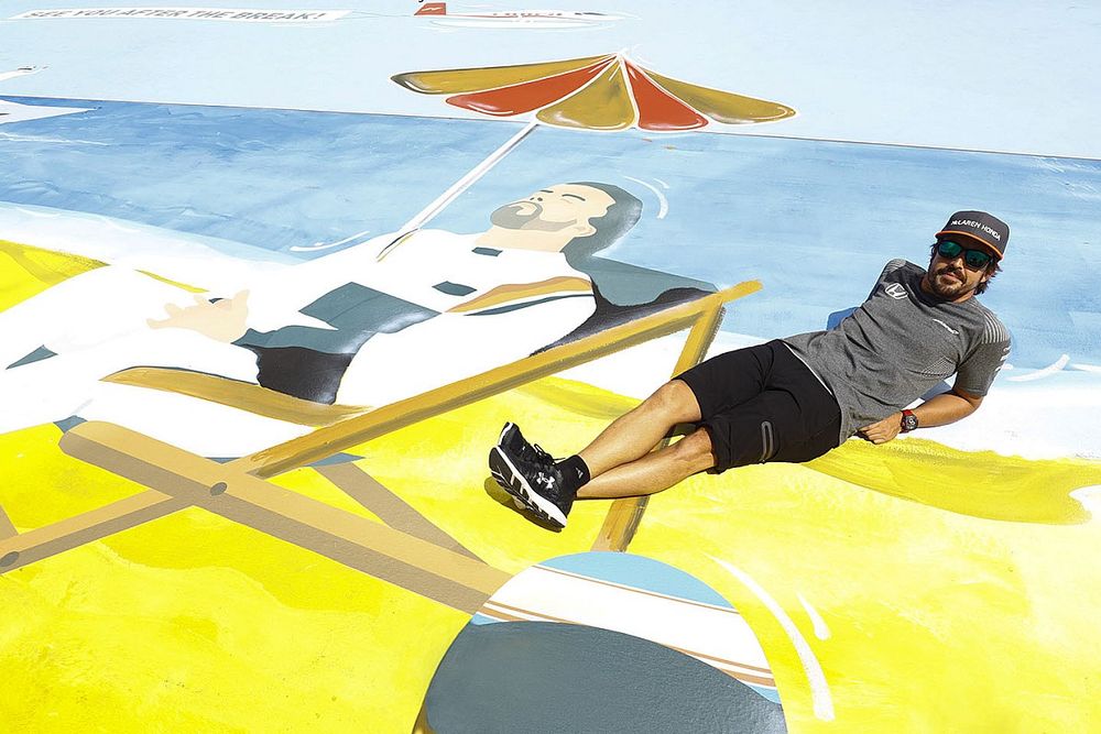  Fernando Alonso, McLaren, the painting of himself in his deck chair