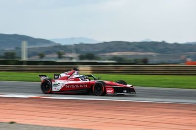 F-E: Atual campeão, Rowland lidera último dia de testes em Valência; Drugovich é 17º e di Grassi 19º