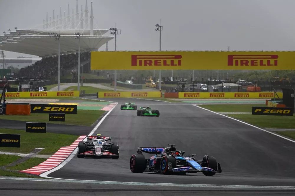 Esteban Ocon, Alpine A524, Nico Hulkenberg, Haas VF-24, Zhou Guanyu, Kick Sauber C44