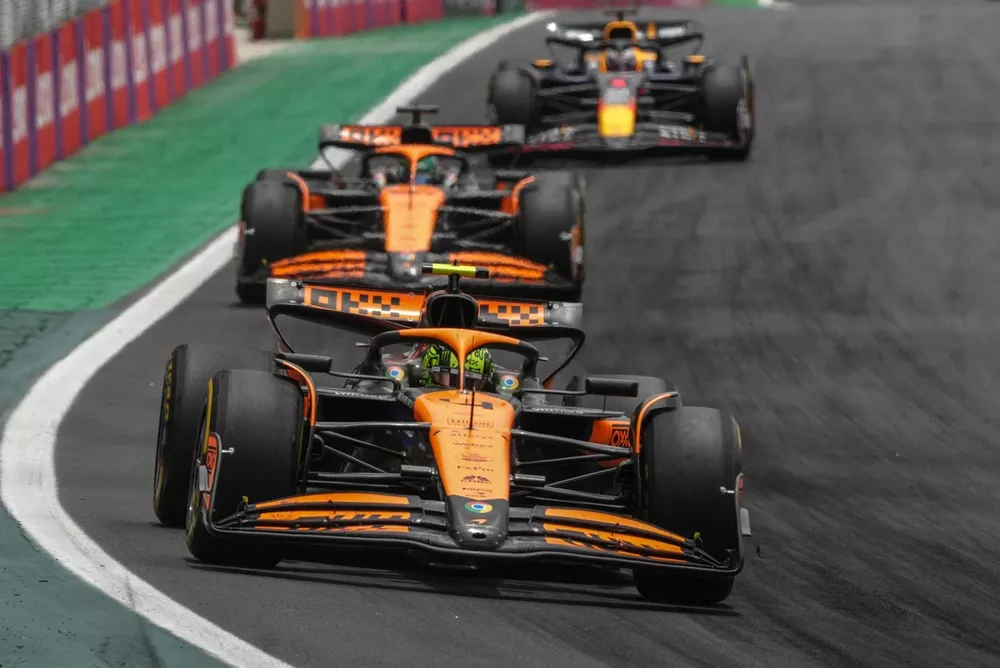 Lando Norris, McLaren MCL38, Oscar Piastri, Max Verstappen, Red Bull Racing RB20 