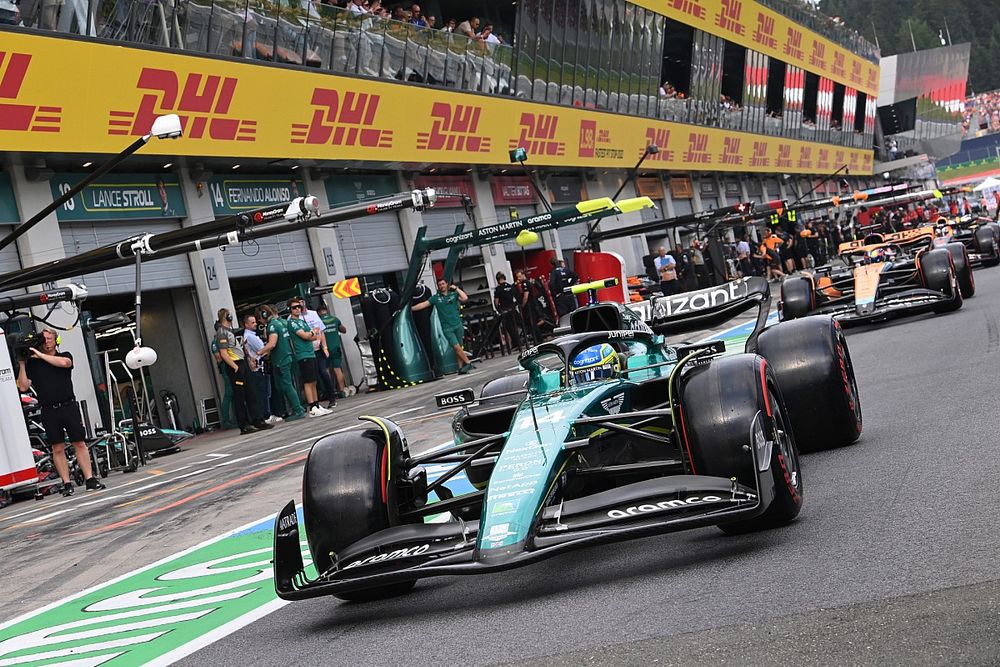 Fernando Alonso, Aston Martin AMR23, Oscar Piastri, McLaren MCL60, en boxes