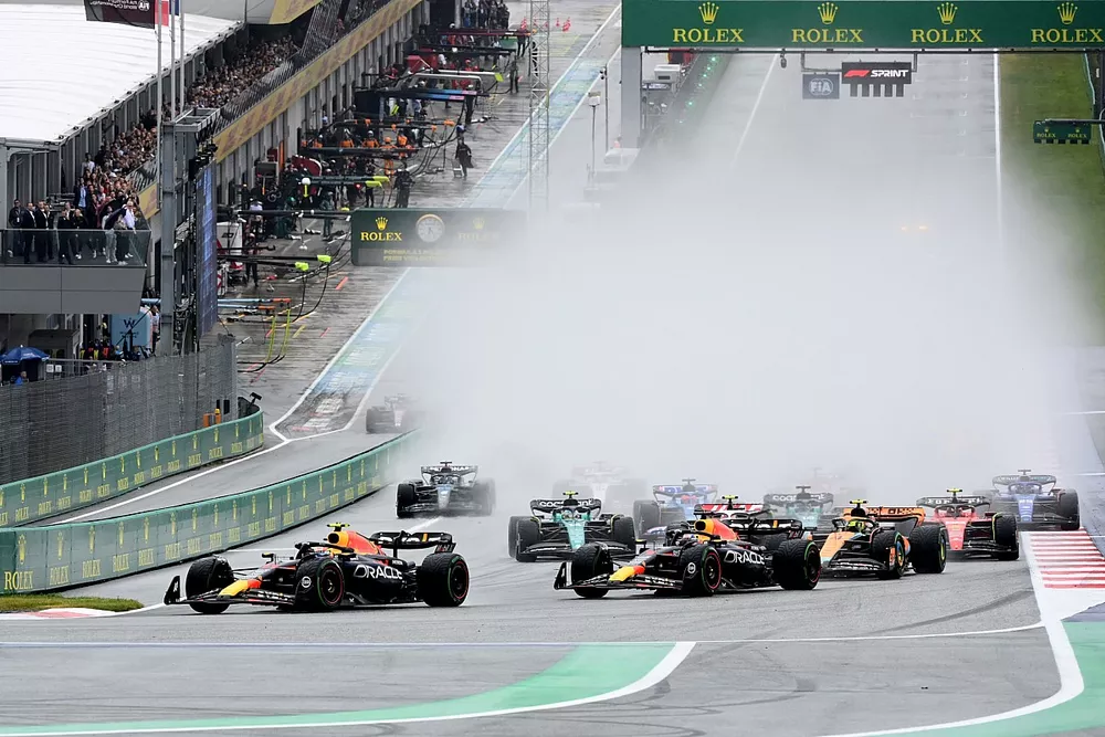Sergio Perez, Red Bull Racing RB19, Max Verstappen, Red Bull Racing RB19, Lando Norris, McLaren MCL60, Nico Hulkenberg, Haas VF-23, Fernando Alonso, Aston Martin AMR23, de rest van het veld bij de start van de Sprint