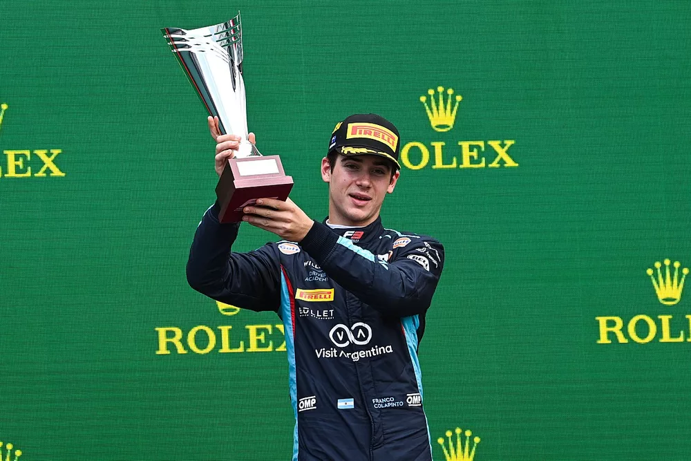 Franco Colapinto, MP Motorsport con el trofeo en el podio