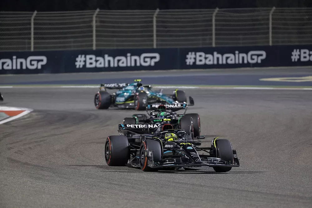 Lewis Hamilton, Mercedes F1 W14, George Russell, Mercedes F1 W14, Fernando Alonso, Aston Martin AMR23