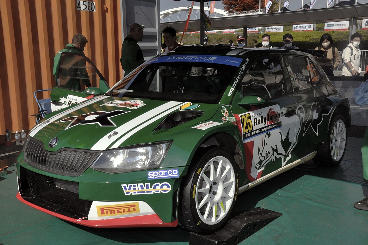 ラリーカーと見物人」