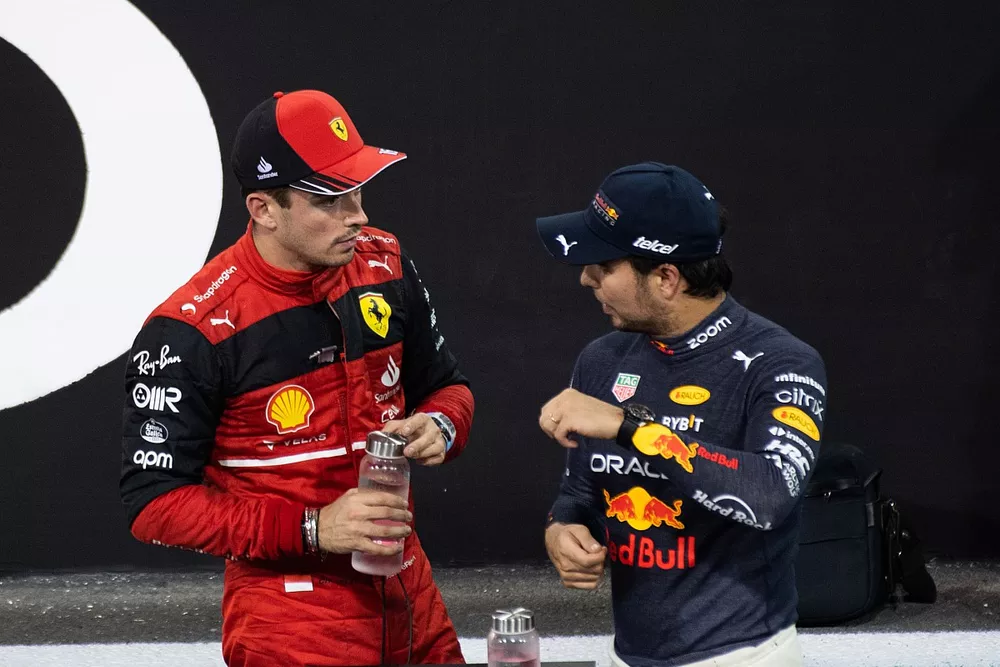 Charles Leclerc, Ferrari, dans le parc ferm&eacute; avec Sergio Perez, Red Bull Racing