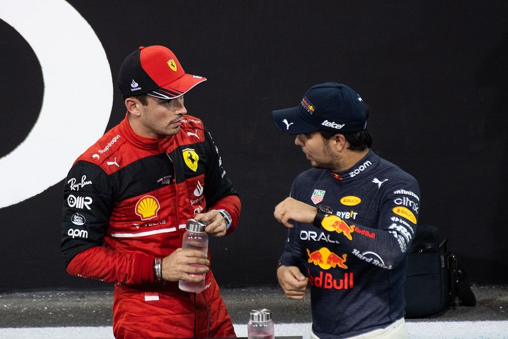 Charles Leclerc, Ferrari, en el Parc Ferme con Sergio P&eacute;rez, Red Bull Racing, tras la clasificaci&oacute;n
