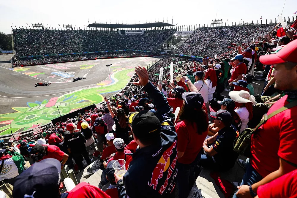 Fans aclaman a Lewis Hamilton, Mercedes W12, Sergio P&eacute;rez, Red Bull Racing RB16B