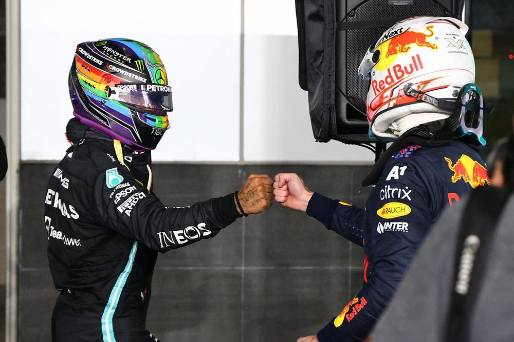 Le poleman Lewis Hamilton, Mercedes, et Max Verstappen, Red Bull Racing, se félicitent après les Qualifications