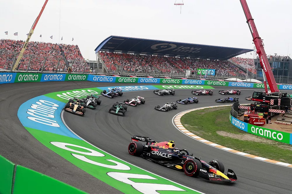 Sergio Perez, Red Bull Racing RB18, Lando Norris, McLaren MCL36, George Russell, Mercedes W13, Lance Stroll, Aston Martin AMR22