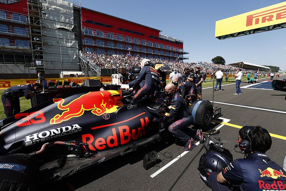 Max Verstappen, Red Bull Racing RB16B, op de grid