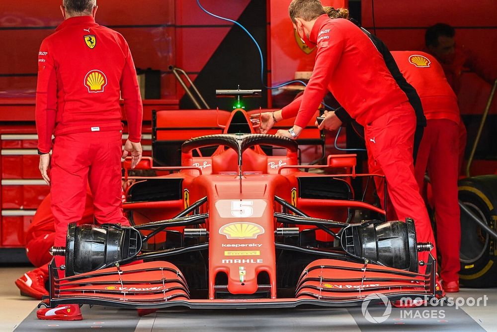 Mec&aacute;nicos con el Ferrari SF1000 de Sebastian Vettel