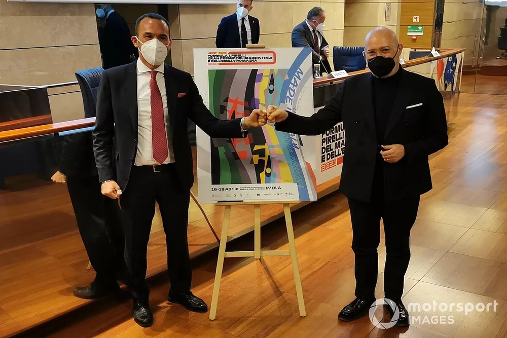 Il sottosegretario al Ministero degli Esteri, Manlio di Stefano e il presidente della Regione Emilia-Romagna, Stefano Bonaccini, firmano insieme il manifesto ufficiale del Gran Premio di Formula 1 ad Imola 