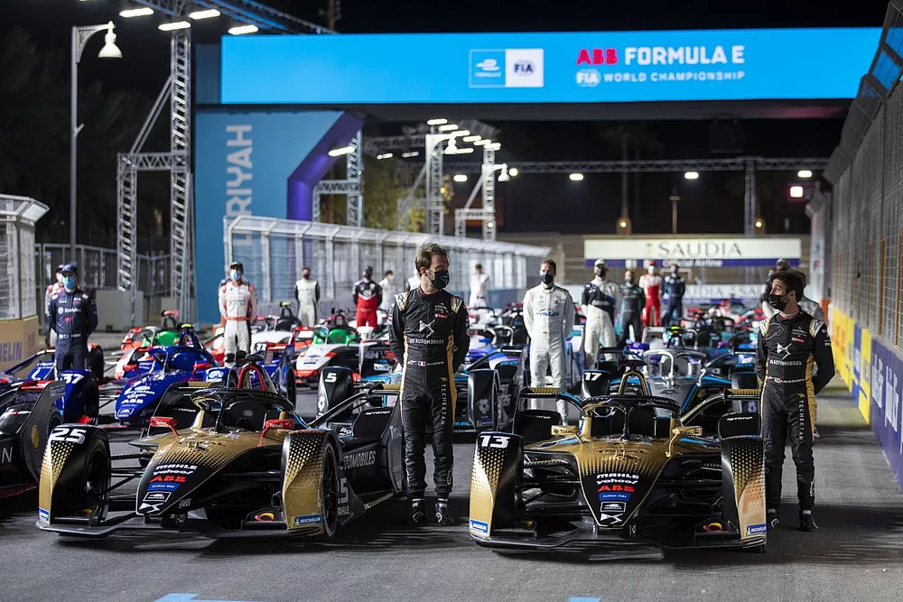 Les pilotes et leurs monoplaces sur la grille