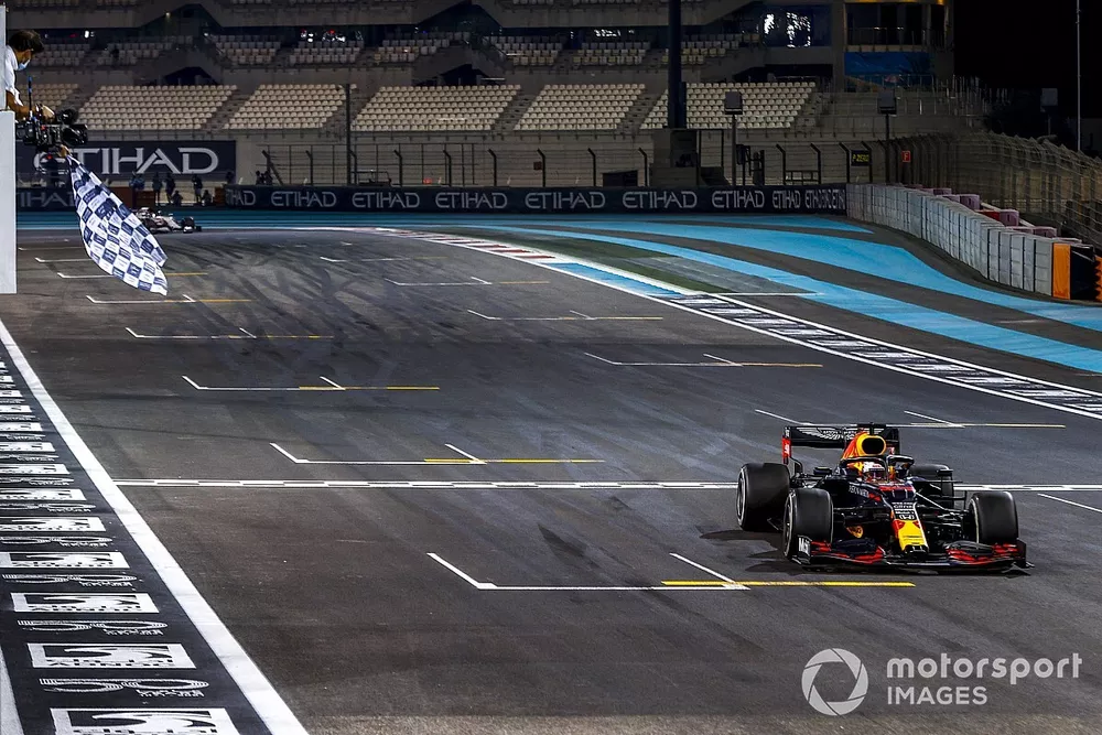 Max Verstappen, Red Bull Racing RB16, 1st position, takes the chequered flag