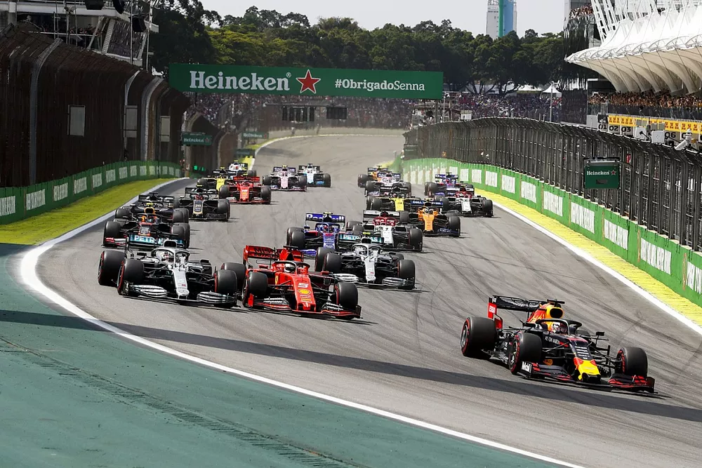 Max Verstappen, Red Bull Racing RB15 precede Lewis Hamilton, Mercedes AMG F1 W10 e Sebastian Vettel, Ferrari SF90, alla partenza