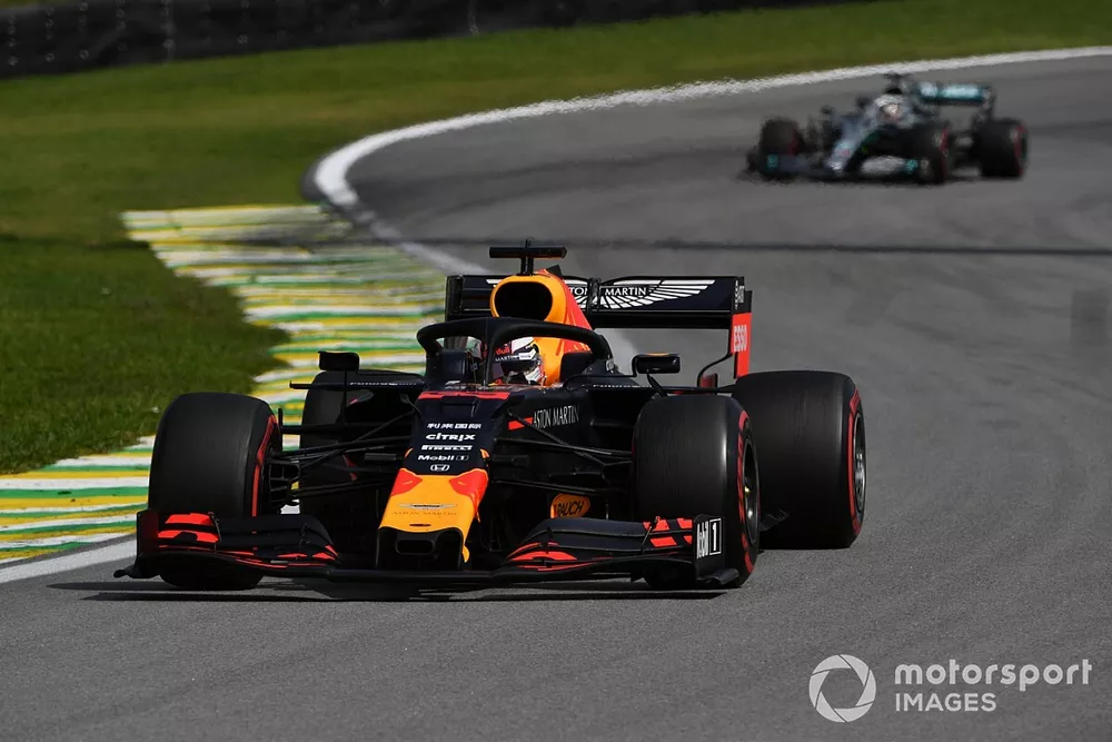 Max Verstappen, Red Bull Racing RB15, y Lewis Hamilton, Mercedes AMG F1 W10
