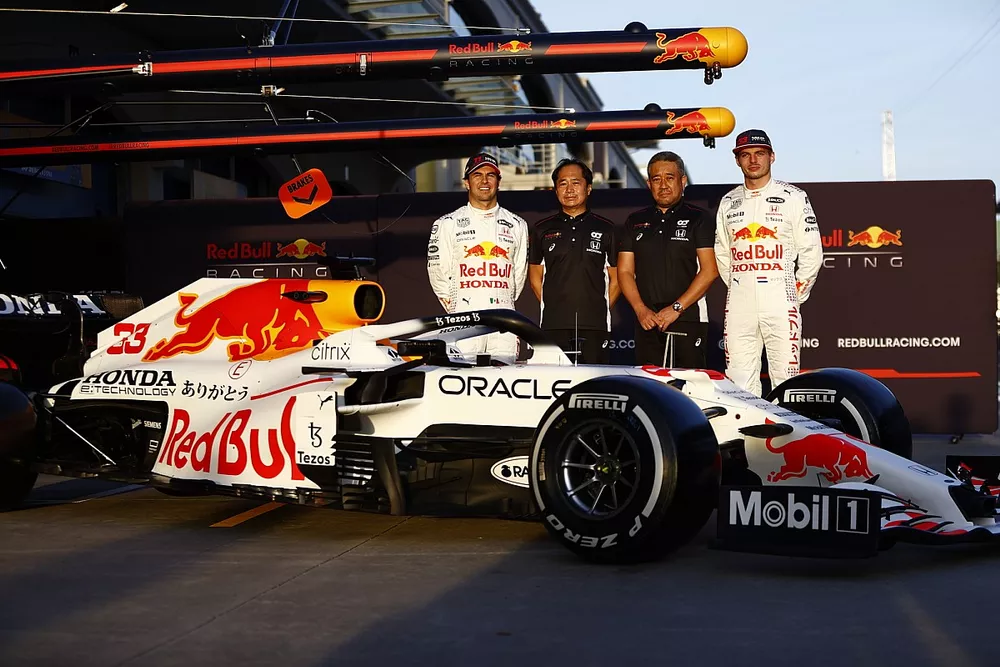 Sergio Perez, Red Bull Racing Toyoharu Tanabe, F1 Technical Director, Honda, and Masashi Yamamoto, General Manager, Honda Motorsport, with the car of Max Verstappen, Red Bull Racing RB16B Red Bull Racing RB16B 