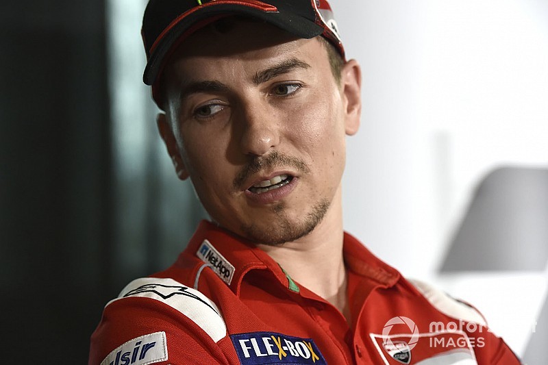 Lorenzo geopereerd aan linkerpols in Barcelona