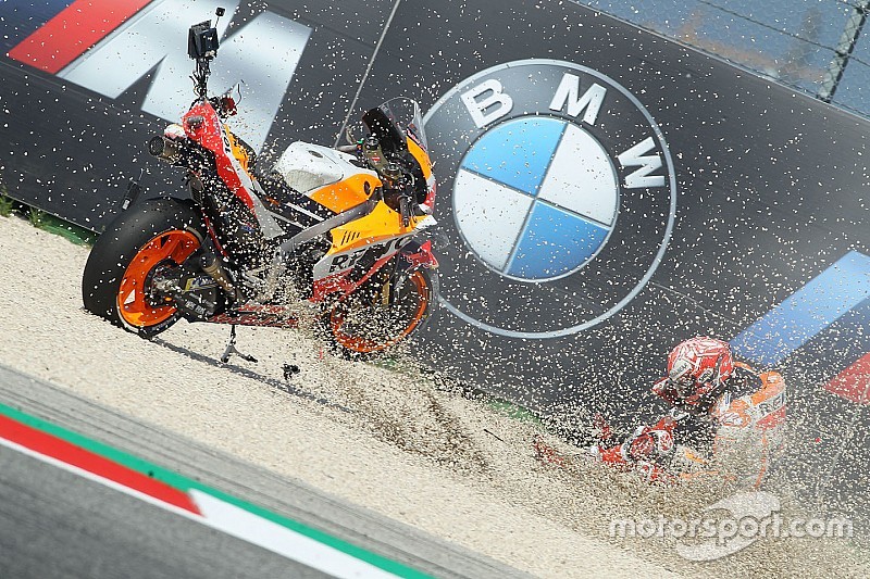 Fotogallery: la scivolata di Marc Marquez nelle qualifiche di Misano