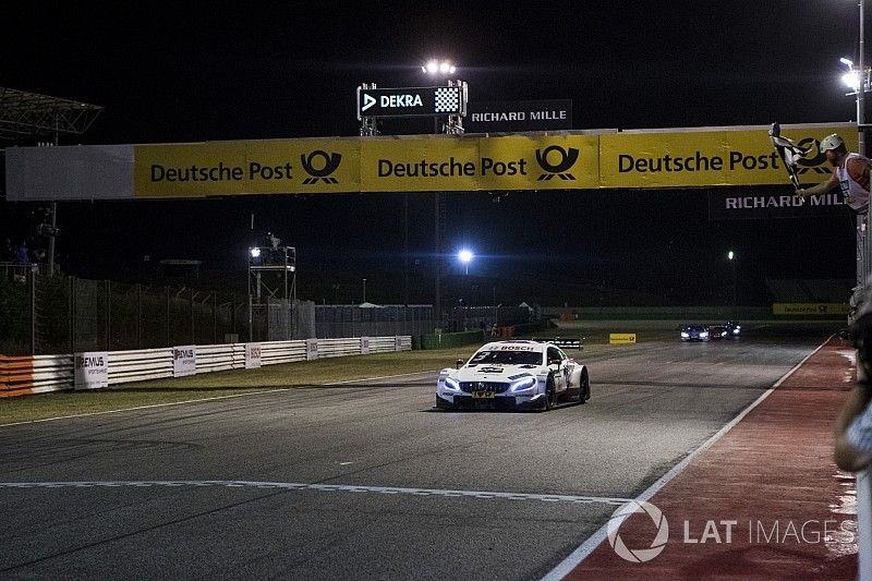 Bandera a cuadros para Paul Di Resta, Mercedes-AMG Team HWA, Mercedes-AMG C63 DTM