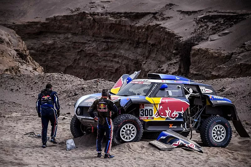 #300 X-Raid Mini JCW Team: Carlos Sainz after the crash