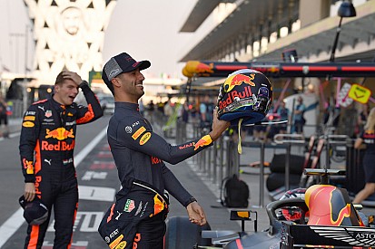 Ami a mezcsere a fociban, az a sisakcsere az F1-ben
