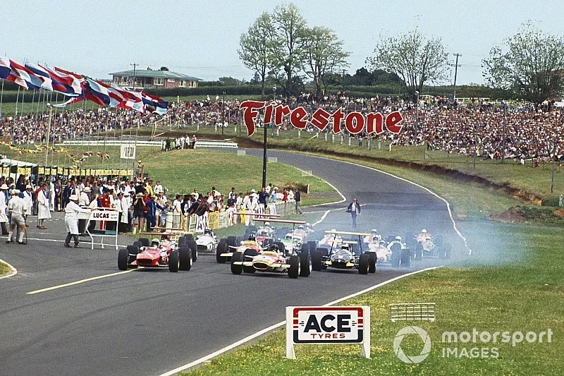 Chris Amon, Ferrari 246T, leads Jochen Rindt, Lotus 49B-Ford, at the start of the race