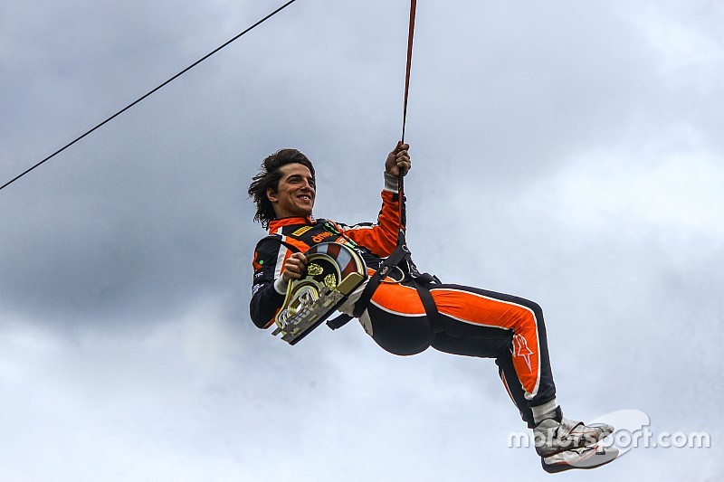 Roberto Merhi logra la pole de las 500 Millas de Granja Viana