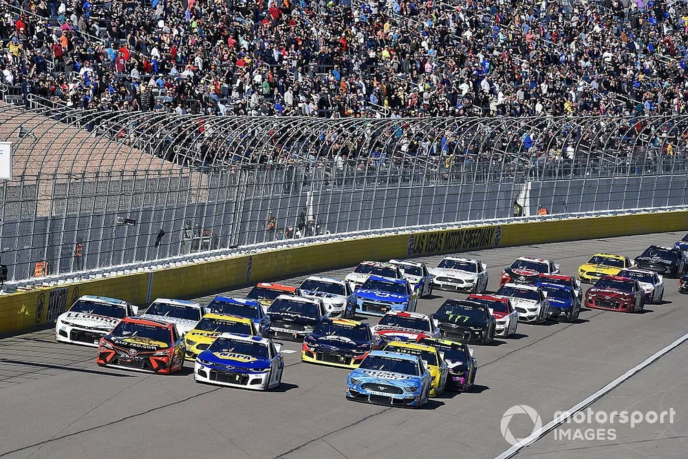 Chase Elliott, Hendrick Motorsports leads