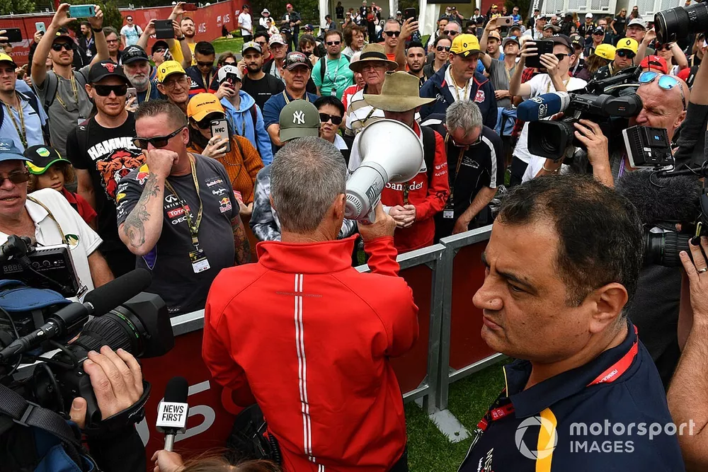 Un miembro de la Corporaci&oacute;n Australiana del Gran Premio hace un anuncio a los aficionados