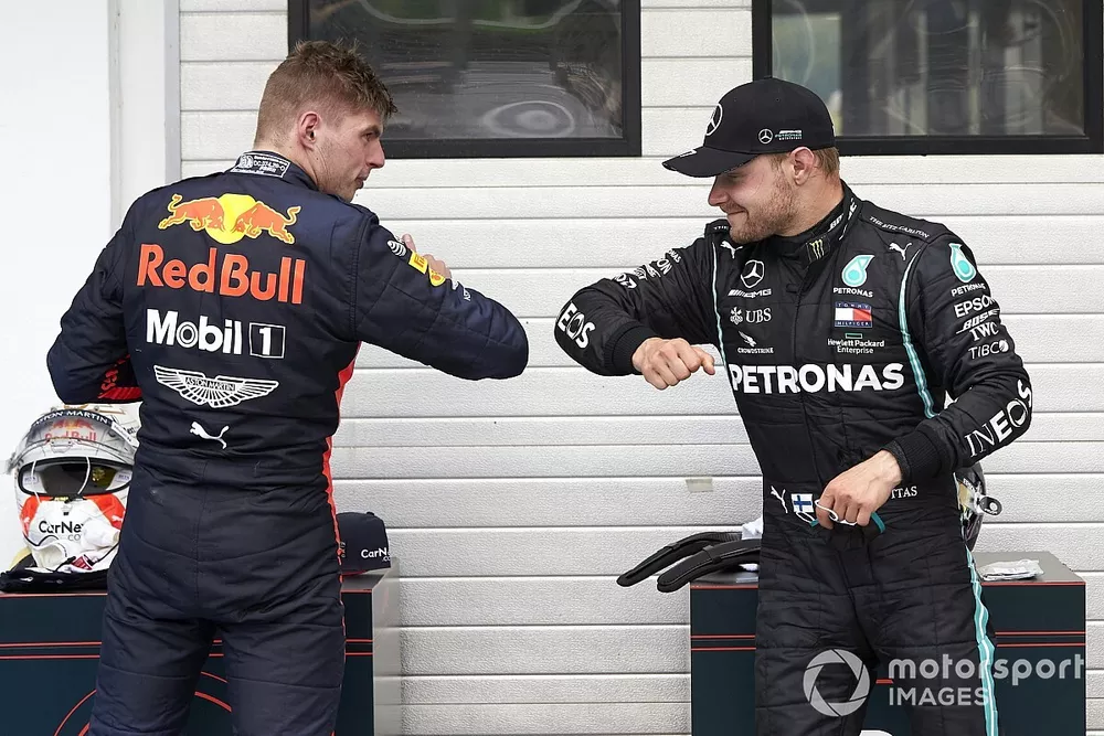 Valtteri Bottas, Mercedes-AMG Petronas F1, choca los codos con Max Verstappen, Red Bull Racing 