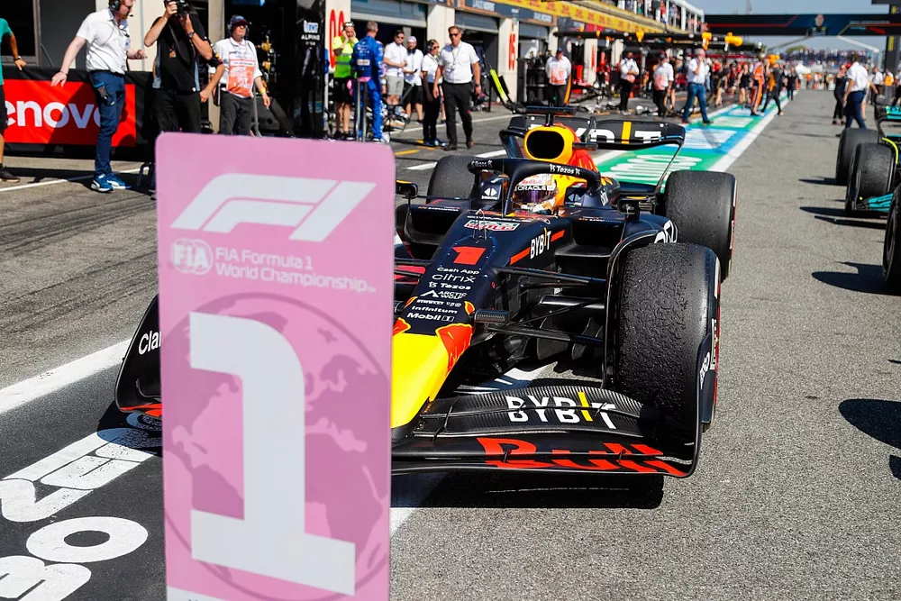 Le vainqueur Max Verstappen, Red Bull Racing RB18, arrive dans le parc ferm&eacute;