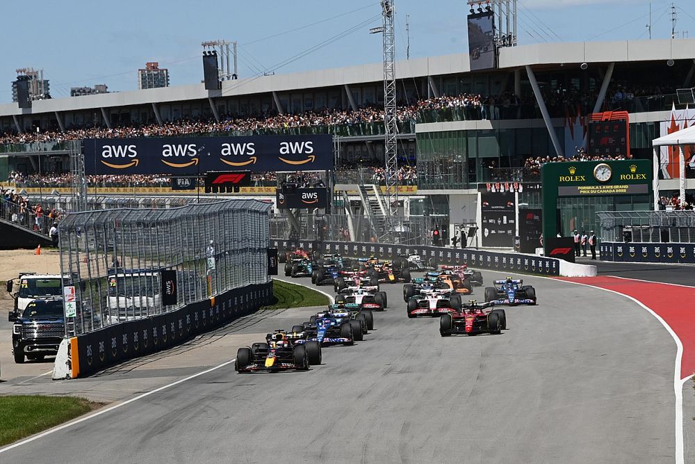 Max Verstappen, Red Bull Racing RB18, Fernando Alonso, Alpine A522, Carlos Sainz, Ferrari F1-75, Lewis Hamilton, Mercedes W13, Kevin Magnussen, Haas VF-22, et le reste des monoplaces dans le premier tour