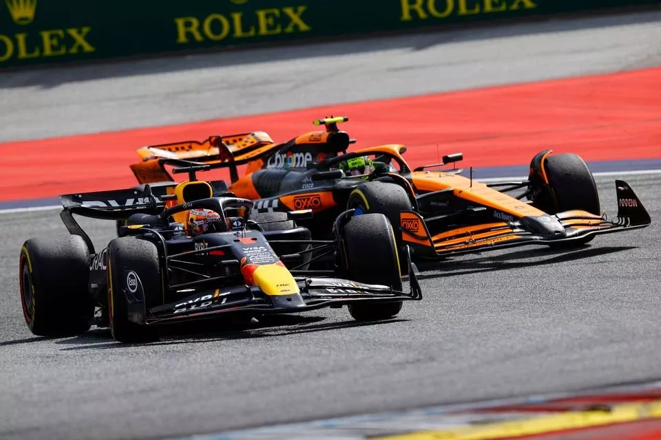 Max Verstappen, Red Bull Racing RB20, lotta con Lando Norris, McLaren MCL38