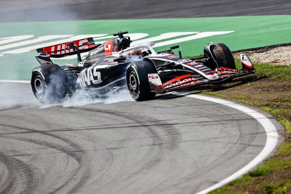 Kevin Magnussen, Haas VF-24, dans les graviers