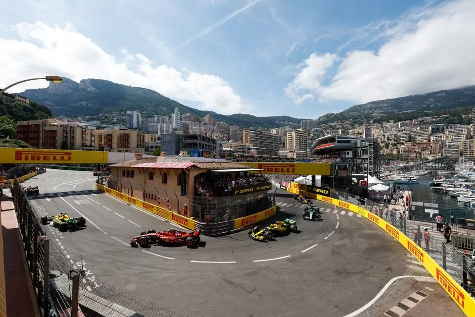 Charles Leclerc, Ferrari SF-24, Oscar Piastri, McLaren MCL38, Carlos Sainz, Ferrari SF-24, 