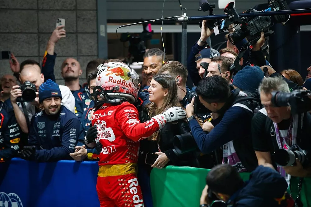 Sergio P&eacute;rez, Red Bull Racing, celebra su podio en parque cerrado
