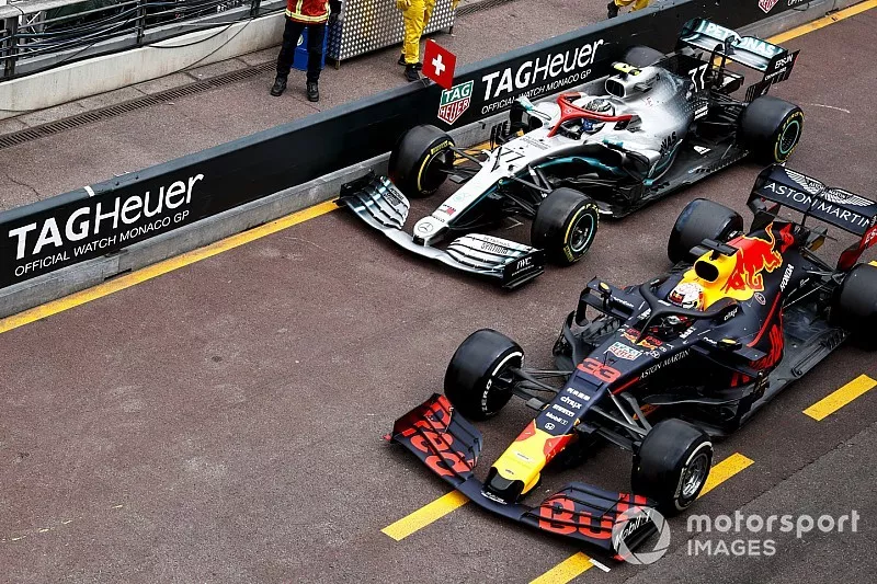 Max Verstappen, Red Bull Racing RB15, en Valtteri Bottas, Mercedes AMG W10