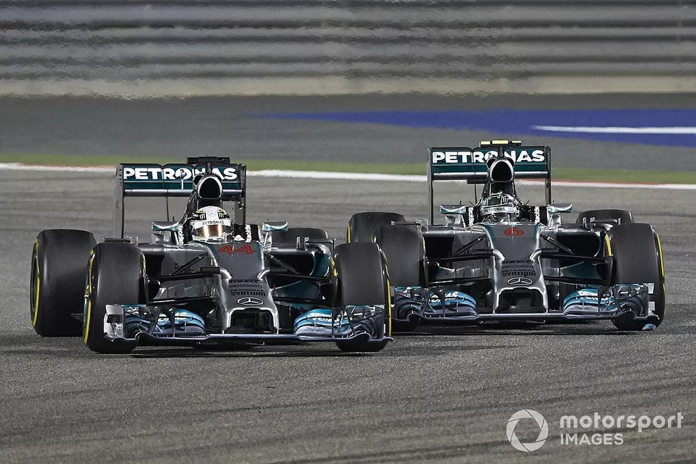Lewis Hamilton, Mercedes W05, à la lutte avec Nico Rosberg, Mercedes W05 