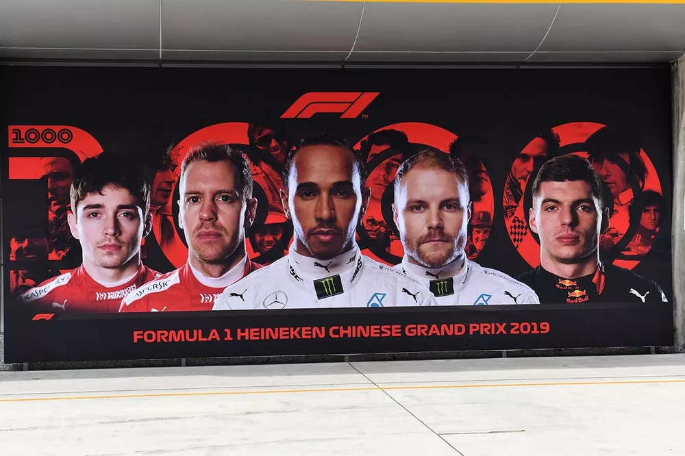 Charles Leclerc, Ferrari, Sebastian Vettel, Ferrari, Lewis Hamilton, Mercedes AMG F1, Valtteri Bottas, Mercedes AMG F1, ve Max Verstappen, Red Bull Racing, 1000. yarış logosu