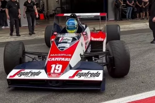 Fernando Alonso, pilotando el Toleman en Barcelona