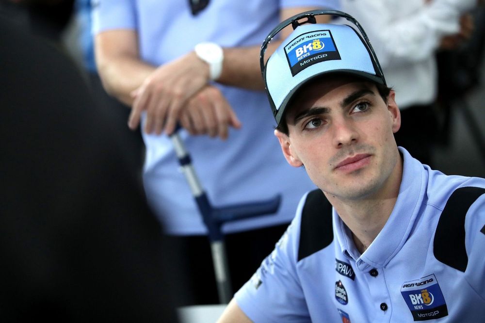 Fermín Aldeguer pilotando sua moto da equipe Gresini Racing na pista